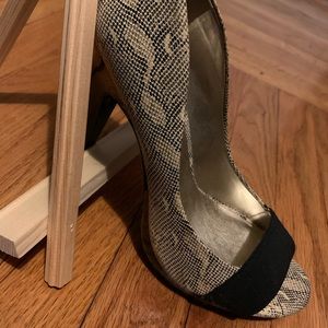 Classic Jessica Simpson Snakeskin Pumps!